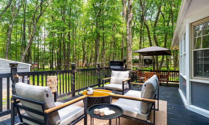 Pocono Summit Apartamento | Designer Retreat: Lake Access, Fire Pit, Game Room