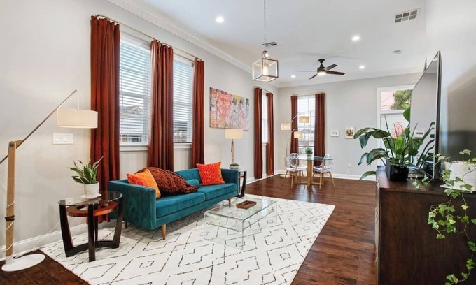 Milan Casa | Designer's Dream! 3 bed/2.5 bath