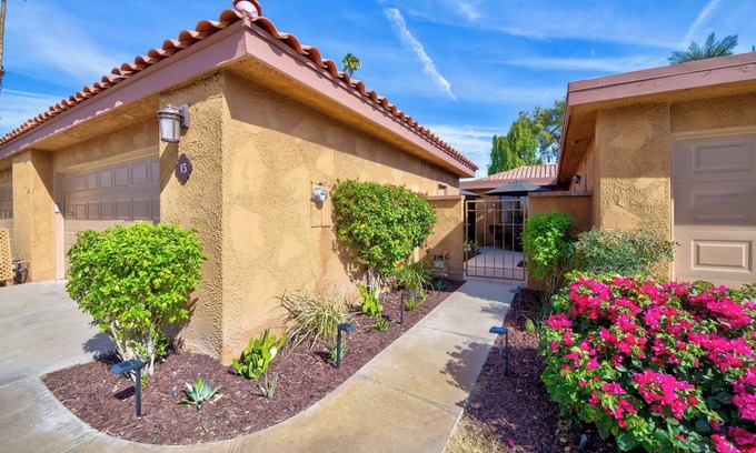 Rancho Mirage Condominio | Designer Seville Condo w Golf Mountain Views