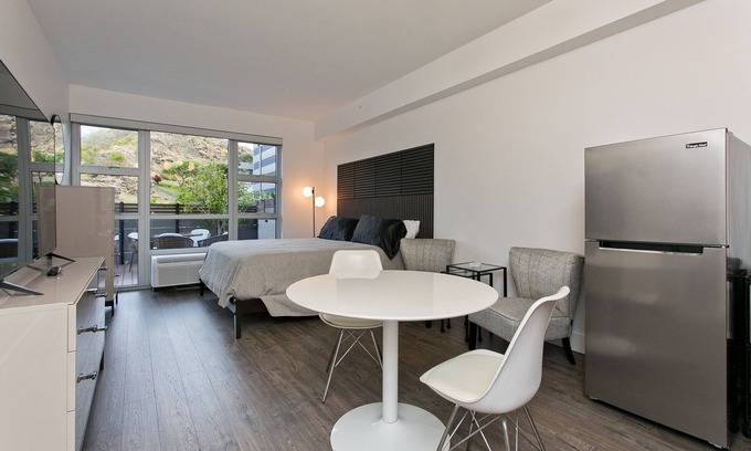 Hawaii Kai Condominio | Designer Studio in Hawaii Kai! Close to beaches, shopping, and hiking!