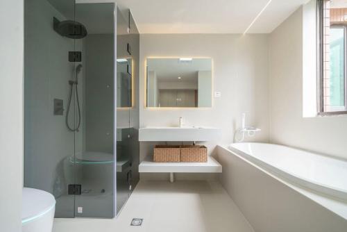 Shanghai Apartamento | Designer-style, four-bedroom apartment with a large living room