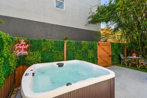 Crescent Lake Apartamento | Designer Sun Filled Condo - Walk to Town