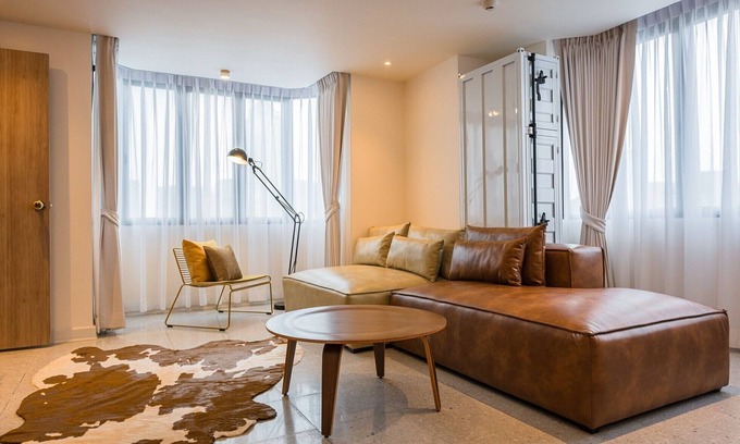 Nana Apartamento | Designer 2BR apt w/WiFi, record player, game console in CBD Bangkok