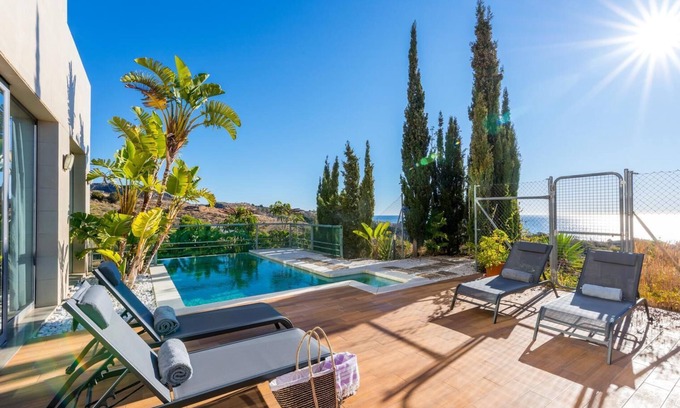 El Candado Villa | Villa de diseño con piscina e increíbles vistas a la bahía de Málaga