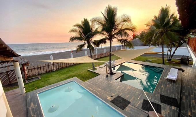 Monterrico Villa | ¡Preciosa Villa Frente Al Mar! A solo 3 minutos del centro de Monterrico.