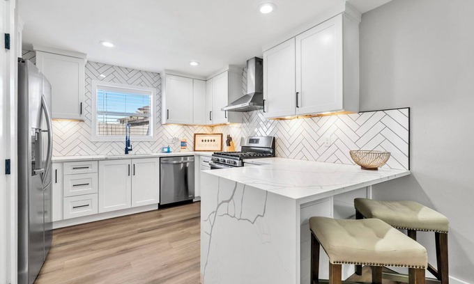 Holiday Isle Casa | Destin Harbor Haven sleeps 8, pet friendly, near beach