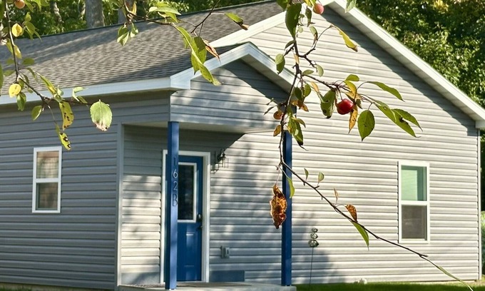 Cadillac Cabaña | Destination Leisure – Cottage B, 2BR Next to Mitchell State Park Campground