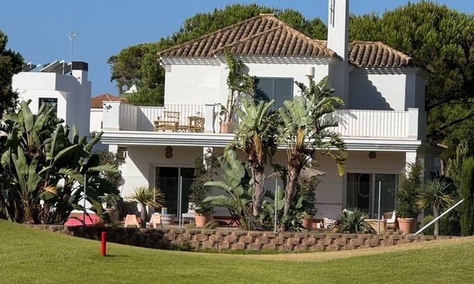 Chiclana de la Frontera Chalet De Esquí | Chalet individual con espectacular piscina e increíbles vistas al golf.