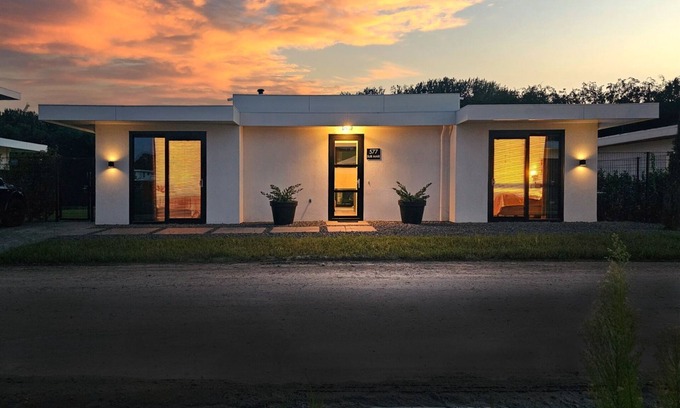 Zeewolde Casa | Detached 6-person villa with paddleboards, waterfront garden with private swim deck, sunshade, BBQ, and luxurious open kitchen. Located at Villa Resort Harderwold in Zeewolde. Pet-friendly!