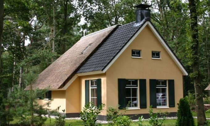 Bruggenmors Casa | Detached bungalow with alcove bed, perfect for families.