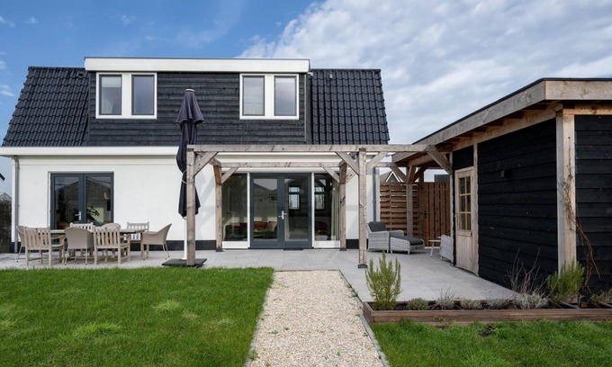 Roelofarendsveen Casa | Detached holiday villa by the water with spacious yard