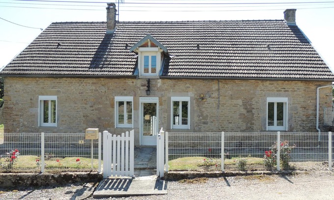 Commarin Casa | Detached house 170m2, enclosed garden 1000m2, 10 people, near Lac de Panthier
