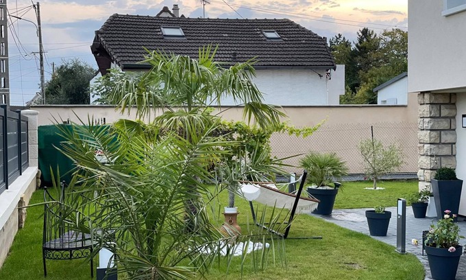 Sevran Casa | Detached house in very large garden near CDG airport and Paris Villepinte exhibition center
