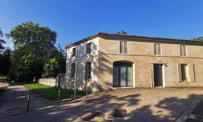Jonzac Casa | Detached house with garden at the foot of the Château de Jonzac.