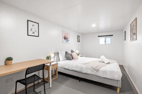 Pymble Casa | Detached Queen Room in Pymble - Serene Spot - Shared Bathroom