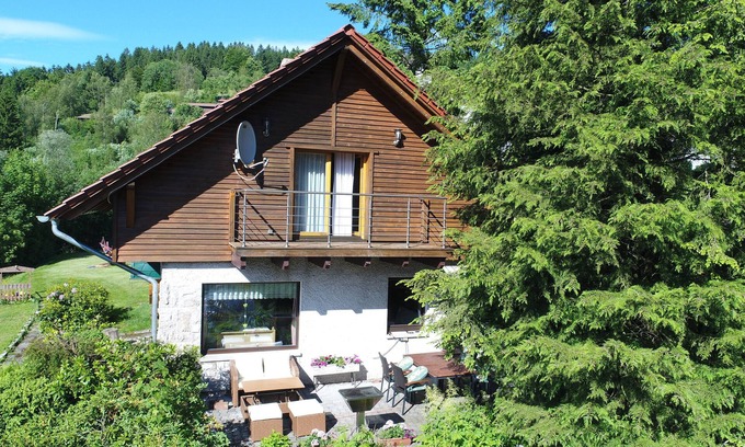 Fehrenbach Casa | Casa de vacaciones a unos 2 km de la fuente de Werra, cerca de Rennsteig con sauna y bañera de hidromasaje.