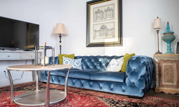 Burlington Casa | Encantador, limpio, totalmente amueblado. A estrenar de 2 habitaciones y 1 baño en alquiler $ 2,500. 00