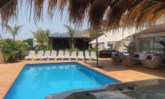 Puerto de Santiago Villa | Villa independiente con piscina privada, cerca de todos los servicios y una playa con bandera azul