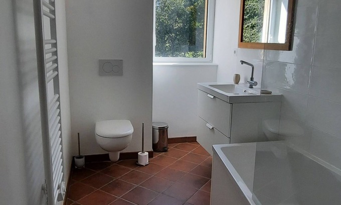 La Roche-en-Brenil Casa | Detached village house with large enclosed garden