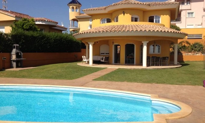 Peniscola Casa | Chalet individual frente al mar, con jardín, barbacoa y piscina privada