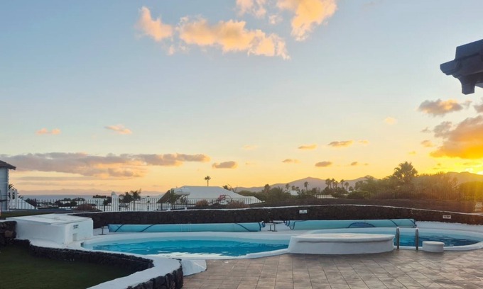 Los Mojones Villa | Villa independiente con impresionantes vistas a la montaña y al mar, gran piscina y bañera de hidromasaje hundida