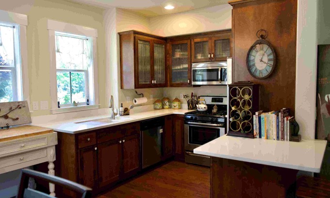 Jacksonville Casa | Deven's Cottage, Cozy 2-bedroom townhome in Jacksonville with AC, WiFi, office