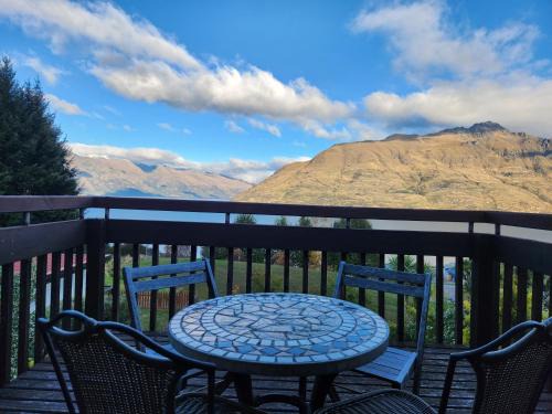 Fernhill Casa | Devine Hideaway - Family Rustic Kiwi Bach - Beautiful Lake Views