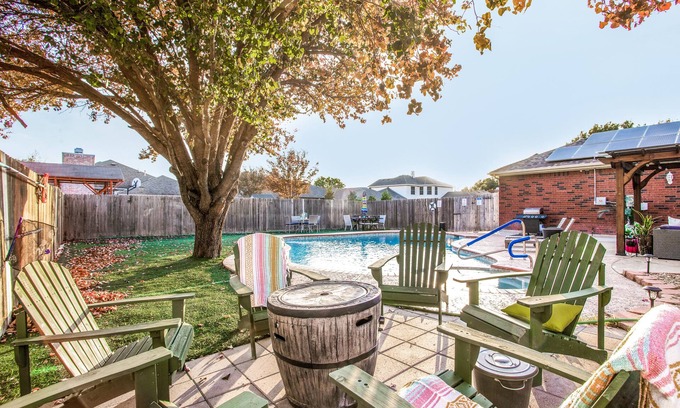 South Arlington Casa | DFW Fun ~ Heated Pool/Spa ~ Airport/Six Flags/UTA- Great for Large Groups