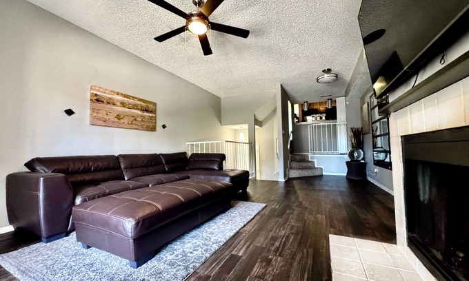 Bedford Casa | DFW Townhome w/Garage access 15 min from airport