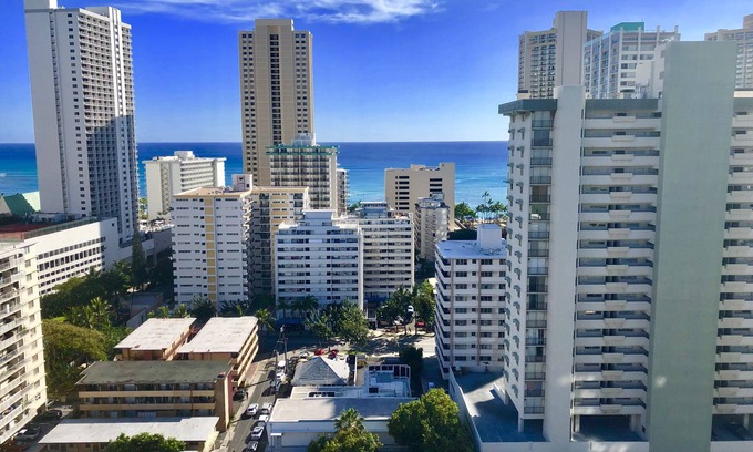 Waikiki Condominio | Ocean Penthouse 2 habitaciones / 2 baños Cocina y estacionamiento en el corazón de Waikiki. ¡Cabeza de diamante!