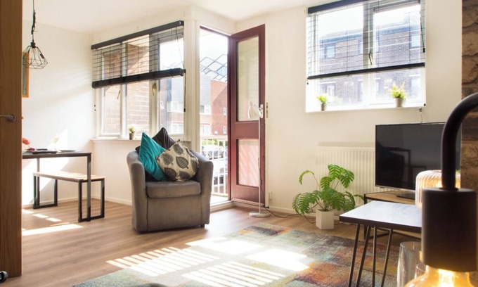 Sheffield Casa | Diamond House, Sheffield: Lovely 3 bedroom centrally-located, industrial styled.