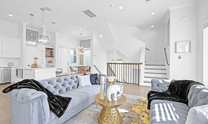 South Central Houston Casa | Diamond Oasis w/ 2 Balconies & Large Soaking Tub