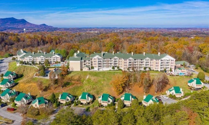 Pigeon Forge Villa | Diamond Resorts Sunrise Ridge Resort - 1 Bed Accessible Roll in Shower