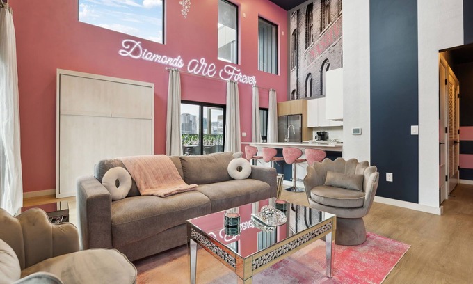 Eighth Avenue Condominio | Diamonds Are Forever Bridal Condo- Walk to Broadway, Heated Pool, Gym, Parking