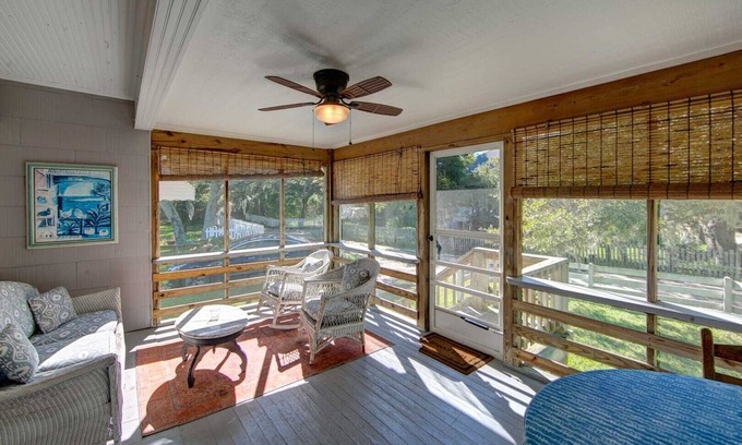 Ocracoke Cabaña | Dicie's House - Classic Ocracoke Cottage on Historic Howard Street