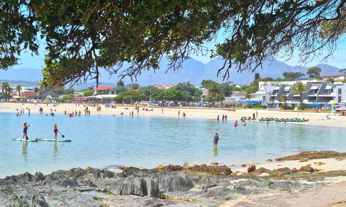 Gordons Bay Central Apartamento | Die Brandhuis - Super close to the beach!
