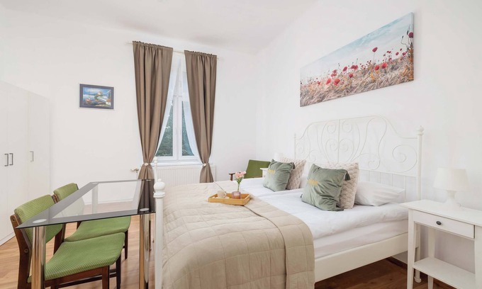 Stradom Apartamento | Dietla 48 | Krakow | Family Apartment | Desk | City Center