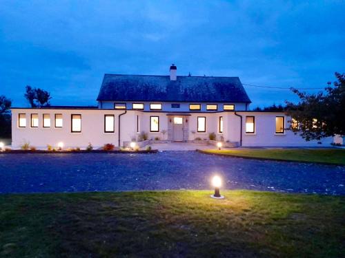 Scramoge Casa | Dillon School House - Luxury in the countryside