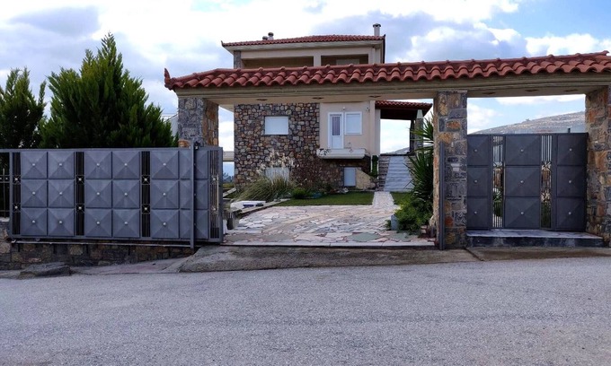 Kymi-Aliveri Villa | Villa de Dimitris Vaso con vistas al mar y a la montaña