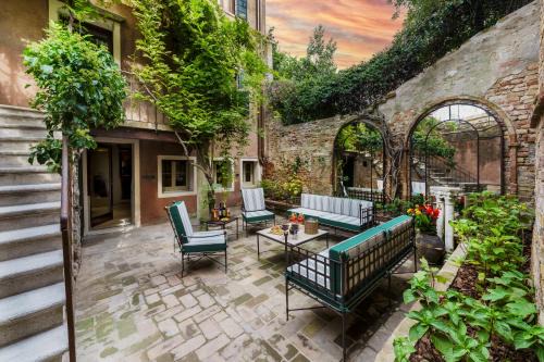 Dorsoduro Apartamento | Dimora Orlando A breathtaking Venetian mansion with Private Courtyard!
