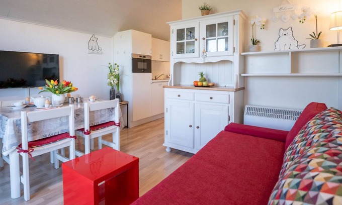 De Haan Apartamento | Dina with parking and shared pool by Interhome