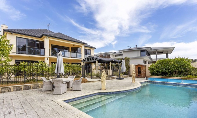 Ascot Casa | Direct access to the Swan River, pool & theatre room. Free WIFI and parking.