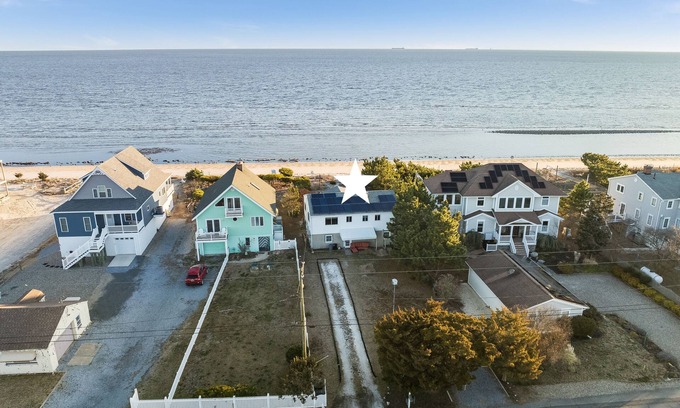 Slaughter Beach Casa | Direct Bay Front pet friendly home located in the quiet location of Slaughter Beach!