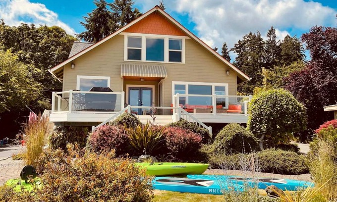 Bremerton Casa | Direct Beach Access Getaway on Port Orchard!