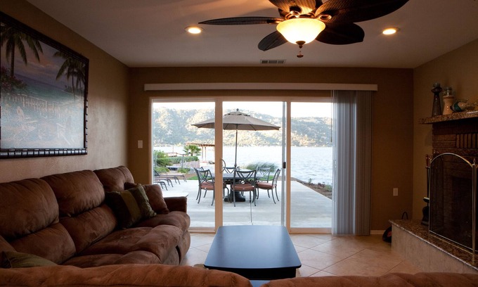 Clearlake Casa | Lakefront Remodeled Home Direct On The Water En Paradise Cove # 1 En Críticas