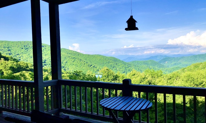 Wolf Laurel Condominio | DIRECT MOUNTAIN VIEWS! Hike & swim on-site! Private balcony! WOW!!