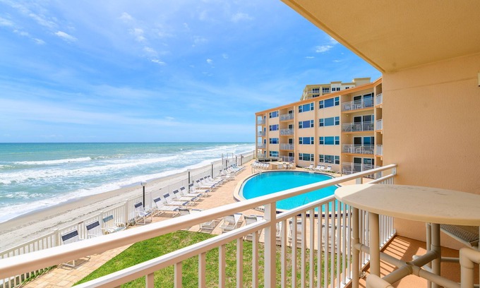 Satellite Beach Condominio | Frente al mar directo - Bellamente actualizado - Excelentes vistas al mar