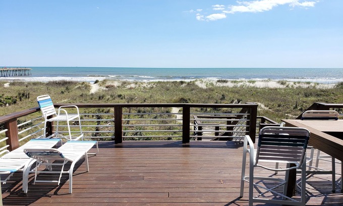 Atlantic Beach Casa | FRENTE AL MAR DIRECTO Duplex con gran cubierta de 3 niveles junto al muelle de pesca de Oceanana.