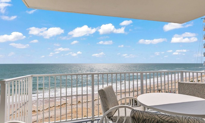 Seawinds Condo Condominio | Direct oceanfront corner condo with spacious balcony and heated beachfront pool