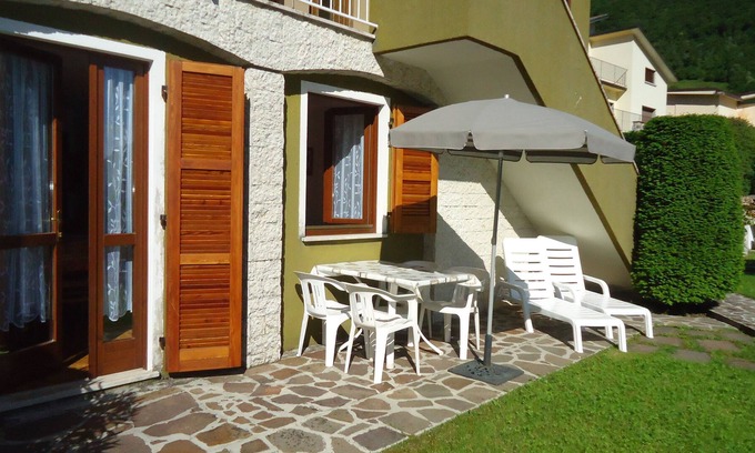 Idro Apartamento | DIRECTLY ON THE BEACH/LAKE, up to 4 people, pool, garden and fantastic views